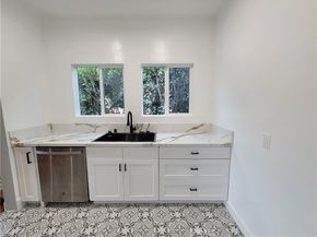 1236 S Cloverdale, Los Angeles CA 90019