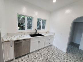 1236 S Cloverdale, Los Angeles CA 90019