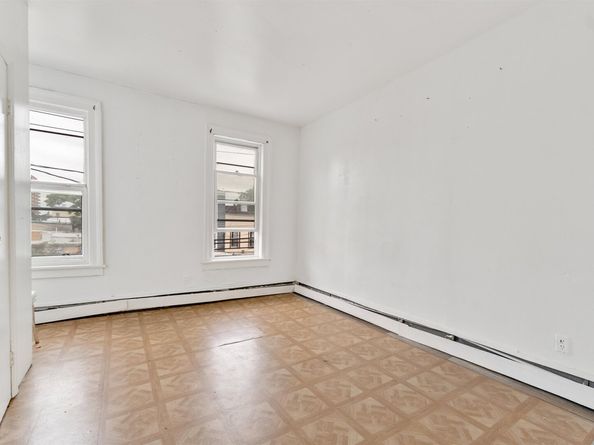 702 8th St, Union City NJ 07087