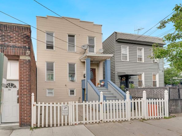 702 8th St, Union City NJ 07087