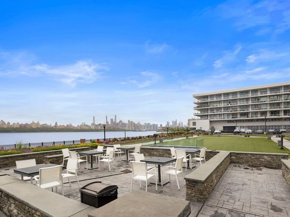 9 Somerset Lane 402, Edgewater NJ 07020