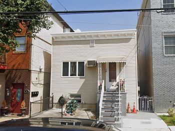 32 Giles Ave