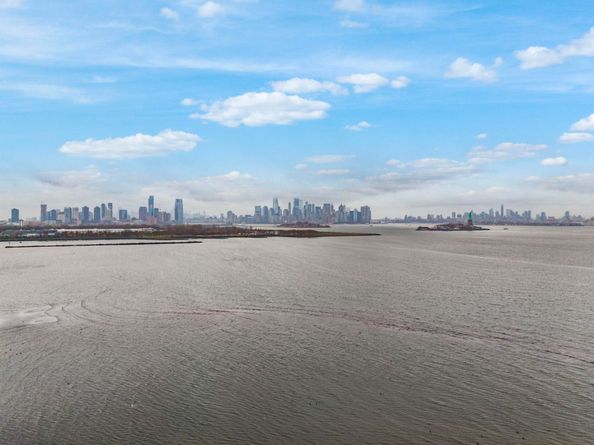 201 Shearwater Ct West 31, Jersey City NJ 07305