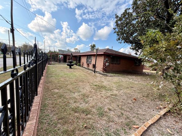 7007 Avenue F, Houston TX 77011