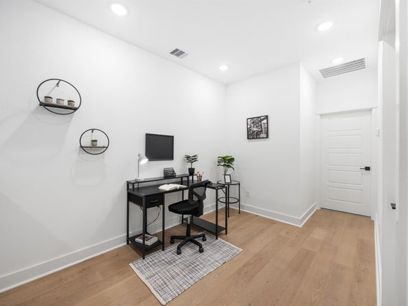 320 Neyland Street, Houston TX 77022