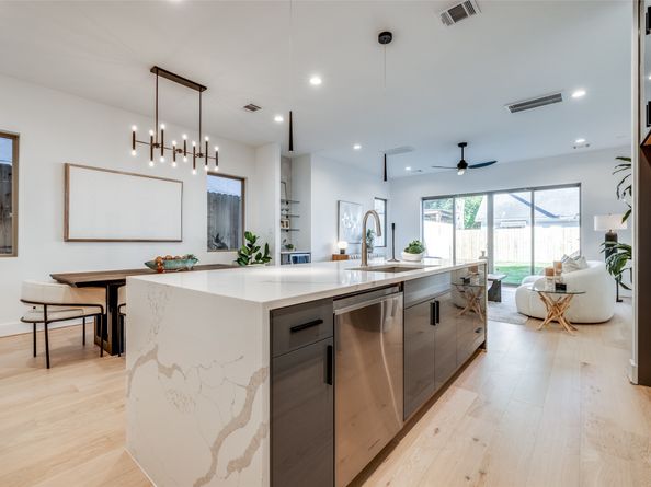 2630 PECKHAM Street, Houston TX 77098