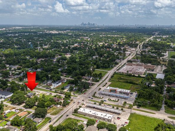 1028 N Victory Drive, Houston TX 77088