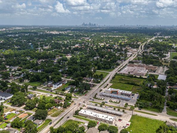 1028 N Victory Drive, Houston TX 77088