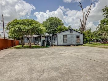 1028 N Victory Drive
