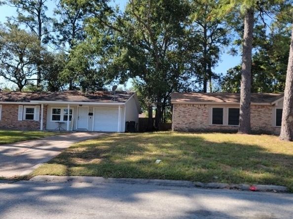 10535 Hollyglen Drive, Houston TX 77016