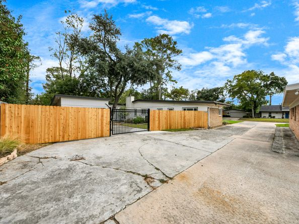 10150 Brinwood Drive, Houston TX 77043