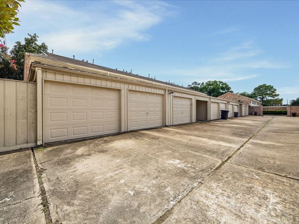5823 Valley Forge Drive 93, Houston TX 77057