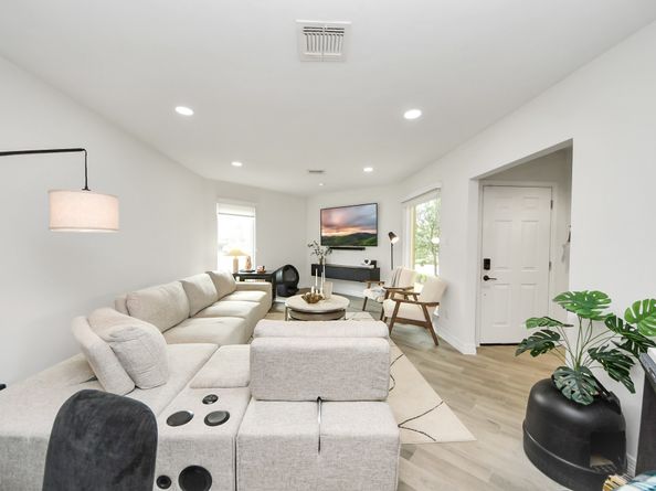 1928 Augusta Drive 19, Houston TX 77057