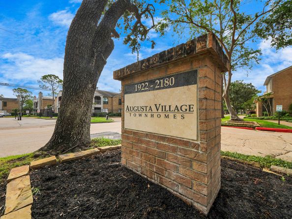 1928 Augusta Drive 19, Houston TX 77057