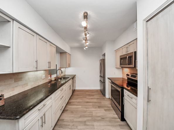 1928 Augusta Drive 19, Houston TX 77057