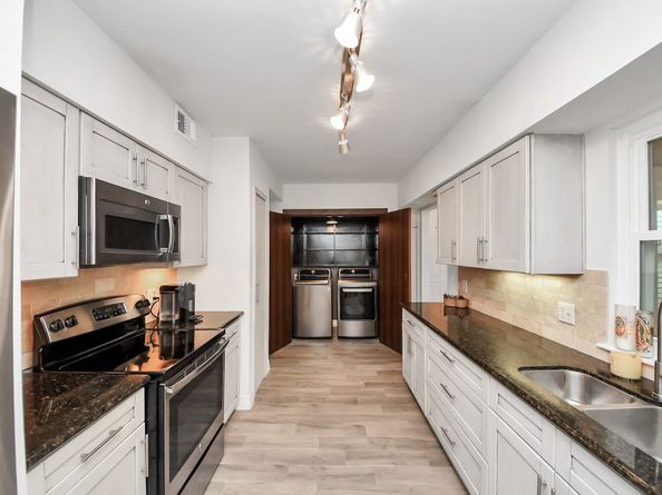 1928 Augusta Drive 19, Houston TX 77057