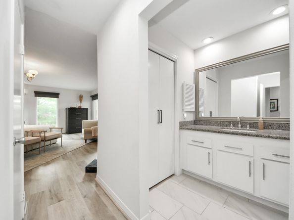 1928 Augusta Drive 19, Houston TX 77057