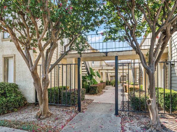 10075 Westpark Drive 32, Houston TX 77042