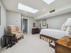 10 S Briar Hollow Lane 50, Houston TX 77027