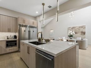10 S Briar Hollow Lane 15, Houston TX 77027