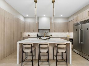 10 S Briar Hollow Lane 15, Houston TX 77027