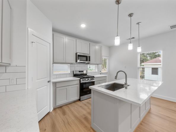 1220 E 33rd Street, Houston TX 77022