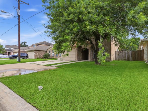 2325 Shady Tree Lane, Conroe TX 77301