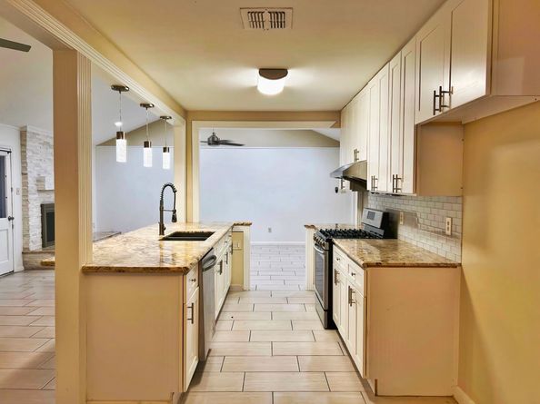 9006 Roos Road, Houston TX 77036