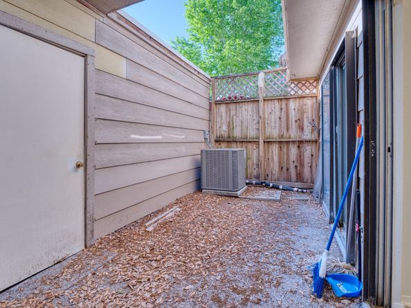 5860 Sampley Way 5860, Houston TX 77092