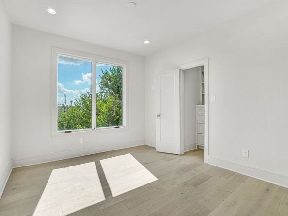 5439 Darling Street, Houston TX 77007