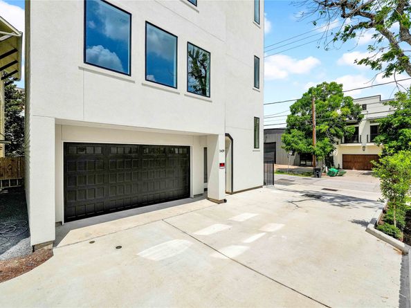 5439 Darling Street, Houston TX 77007