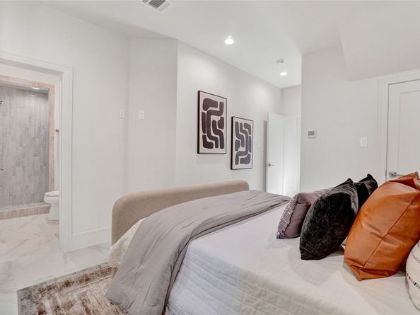5439 Darling Street, Houston TX 77007