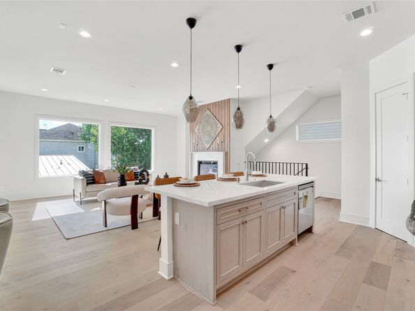 5439 Darling Street, Houston TX 77007