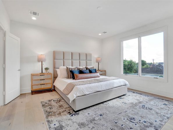 5439 Darling Street, Houston TX 77007