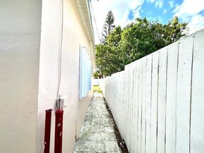 525 NW 15th Ter, Fort Lauderdale FL 33311