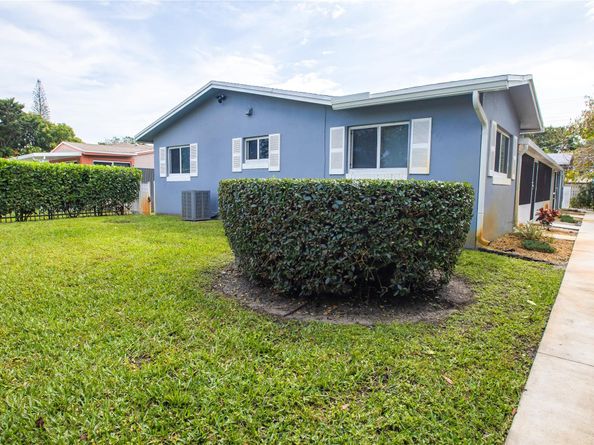 2432 Sherman St, Hollywood FL 33020