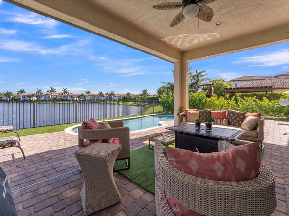 11330 SW 12th St, Pembroke Pines FL 33025