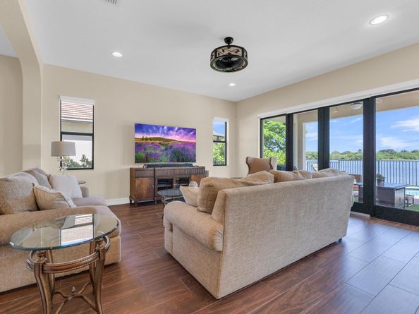 11330 SW 12th St, Pembroke Pines FL 33025