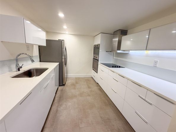 1000 Parkview Dr 319, Hallandale Beach FL 33009