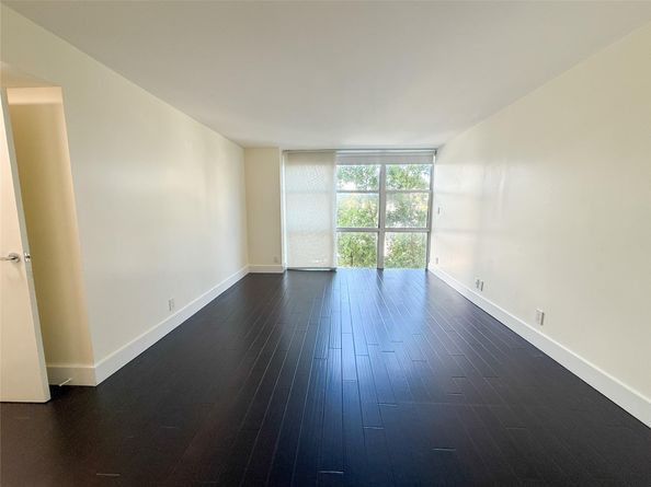 1000 Parkview Dr 319, Hallandale Beach FL 33009