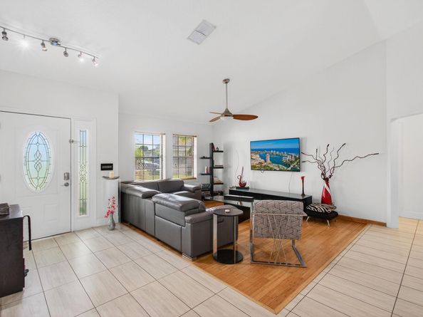 25 Cedar Circle, Boynton Beach FL 33436