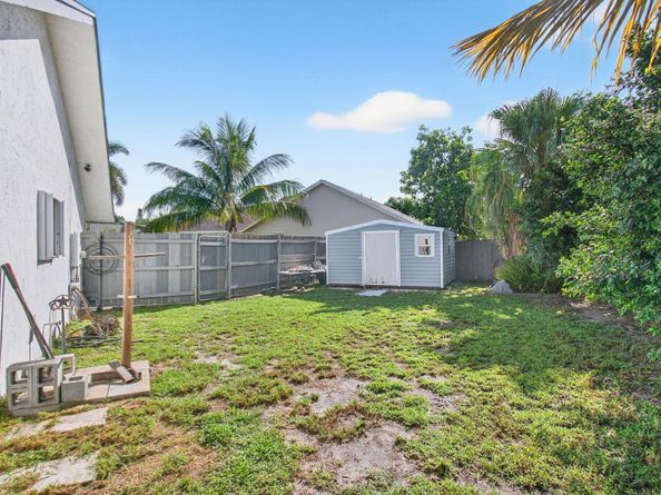 25 Cedar Circle, Boynton Beach FL 33436