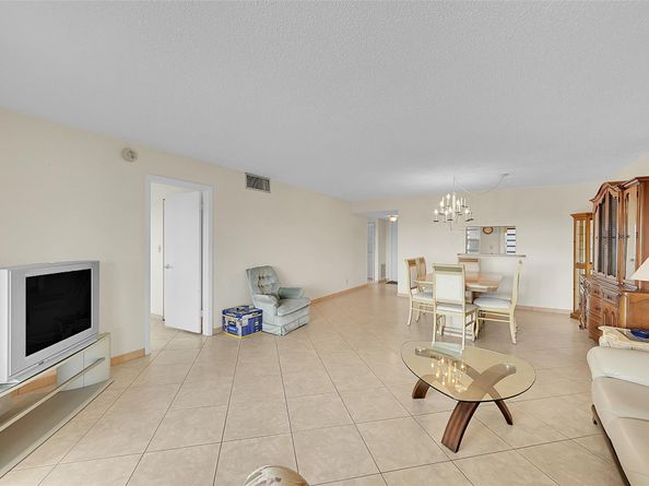 4000 NW 44th Ave 401, Lauderdale Lakes FL 33319
