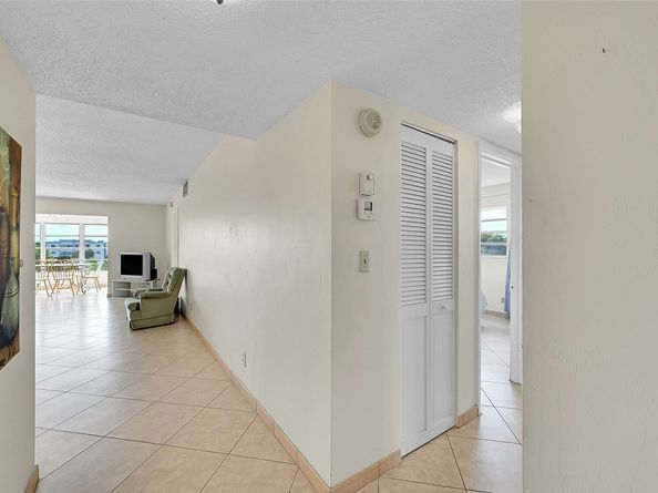 4000 NW 44th Ave 401, Lauderdale Lakes FL 33319