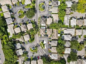 9831 NW 2nd St, Plantation FL 33324