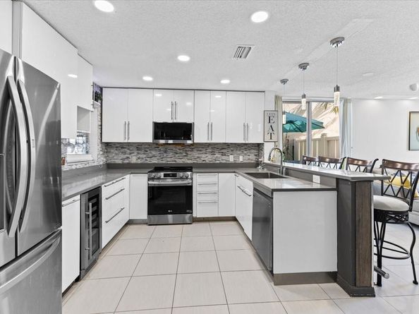 9831 NW 2nd St, Plantation FL 33324