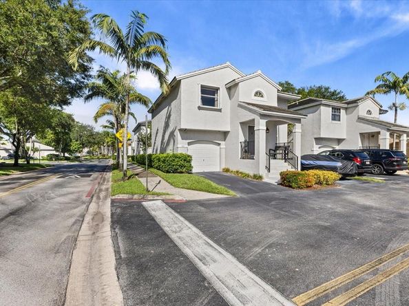 9831 NW 2nd St, Plantation FL 33324