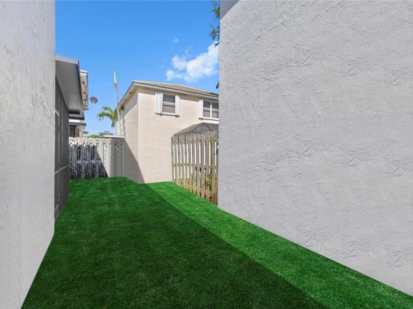 9831 NW 2nd St, Plantation FL 33324