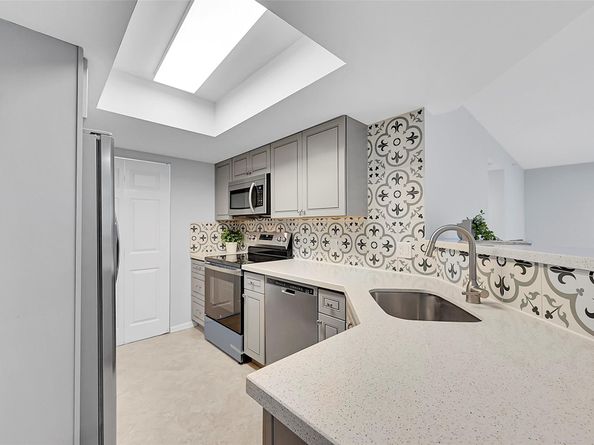 5005 Wiles Rd 203, Coconut Creek FL 33073