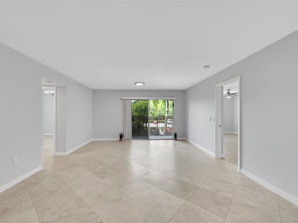 5005 Wiles Rd 203, Coconut Creek FL 33073